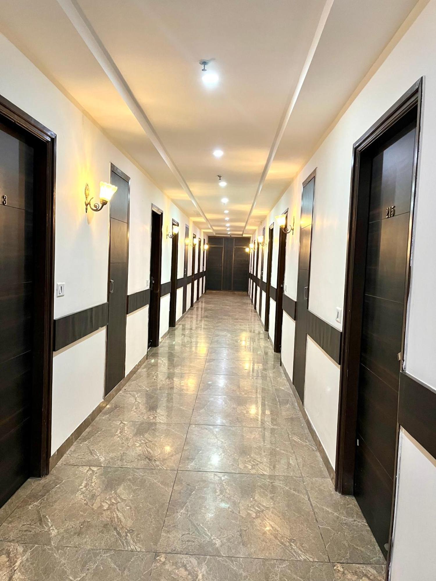 Hotel Jb Residency !! Luxurious & Royal Balcony Rooms !! Large Rooms Zirakpur Εξωτερικό φωτογραφία