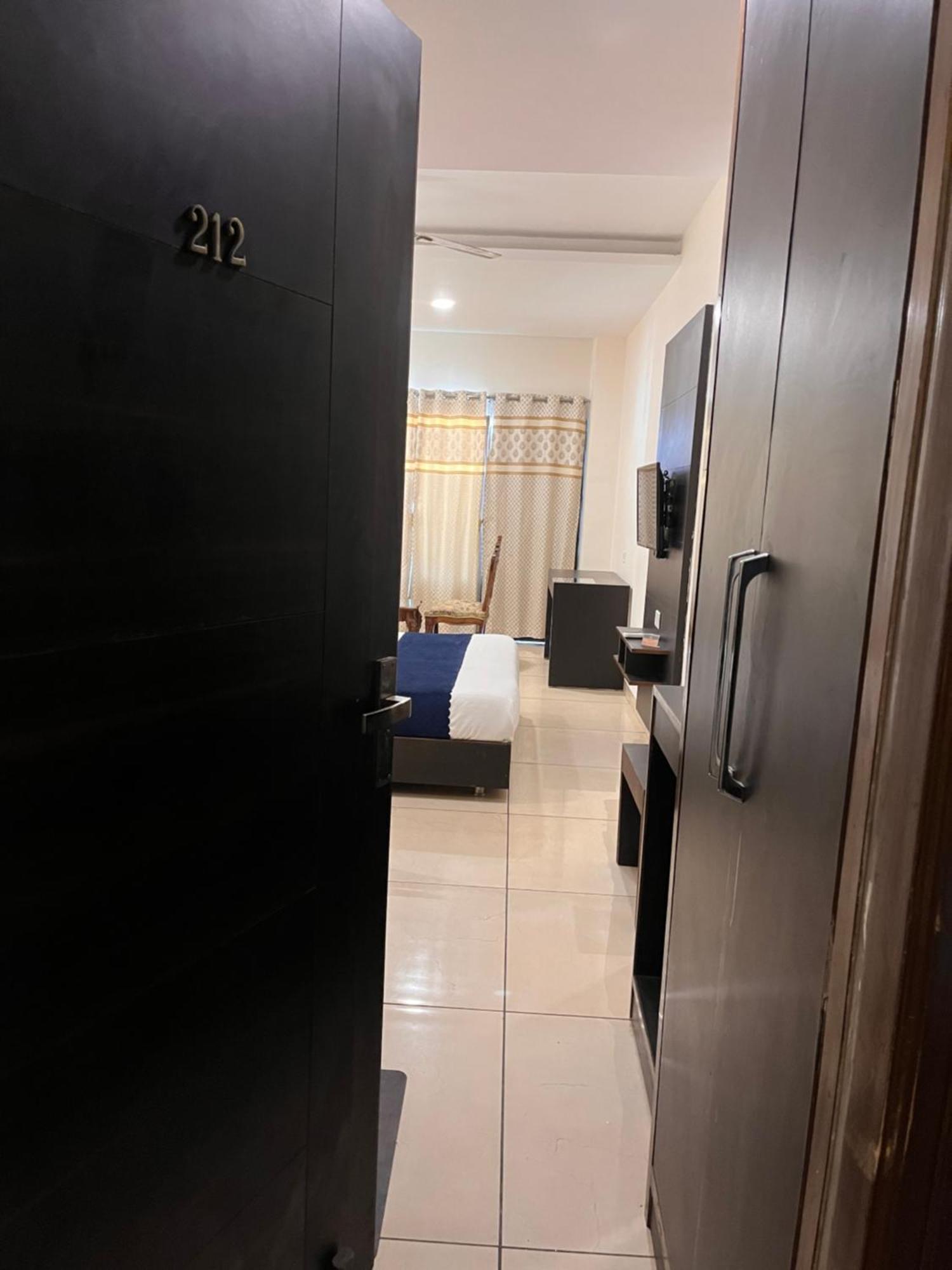 Hotel Jb Residency !! Luxurious & Royal Balcony Rooms !! Large Rooms Zirakpur Εξωτερικό φωτογραφία
