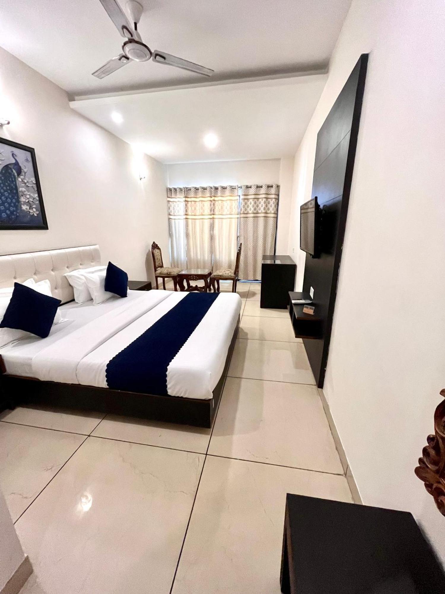Hotel Jb Residency !! Luxurious & Royal Balcony Rooms !! Large Rooms Zirakpur Εξωτερικό φωτογραφία