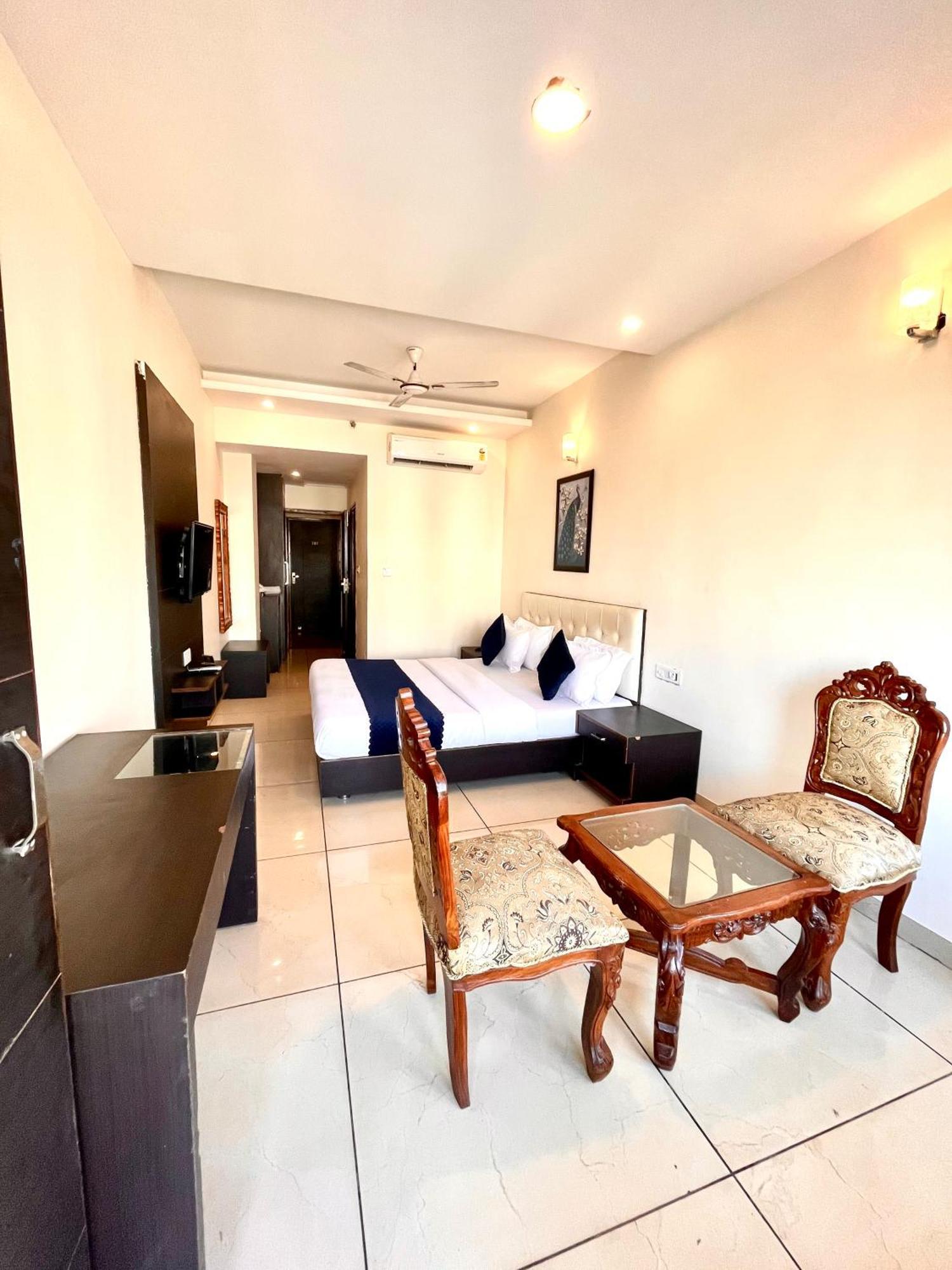Hotel Jb Residency !! Luxurious & Royal Balcony Rooms !! Large Rooms Zirakpur Εξωτερικό φωτογραφία