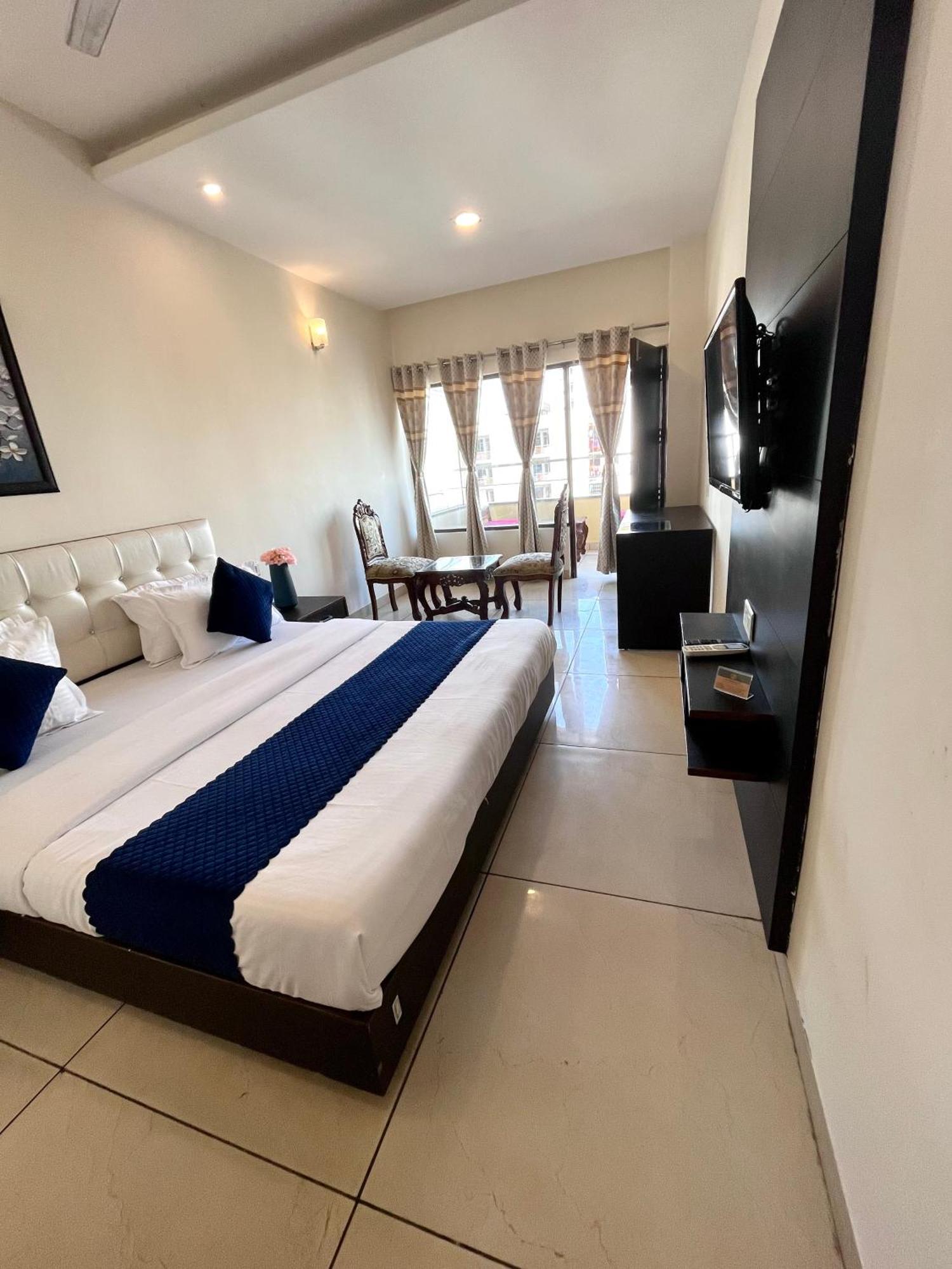 Hotel Jb Residency !! Luxurious & Royal Balcony Rooms !! Large Rooms Zirakpur Εξωτερικό φωτογραφία