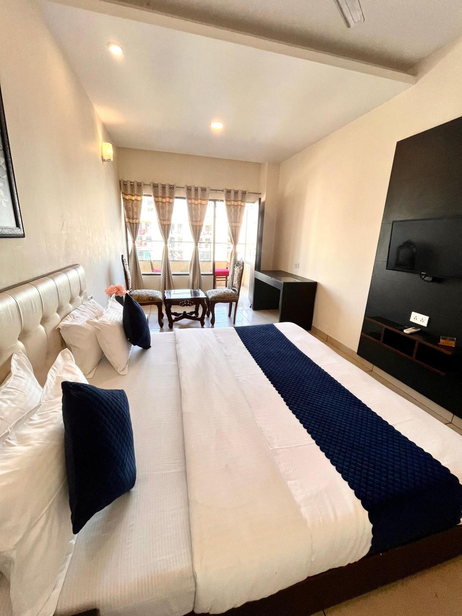 Hotel Jb Residency !! Luxurious & Royal Balcony Rooms !! Large Rooms Zirakpur Εξωτερικό φωτογραφία