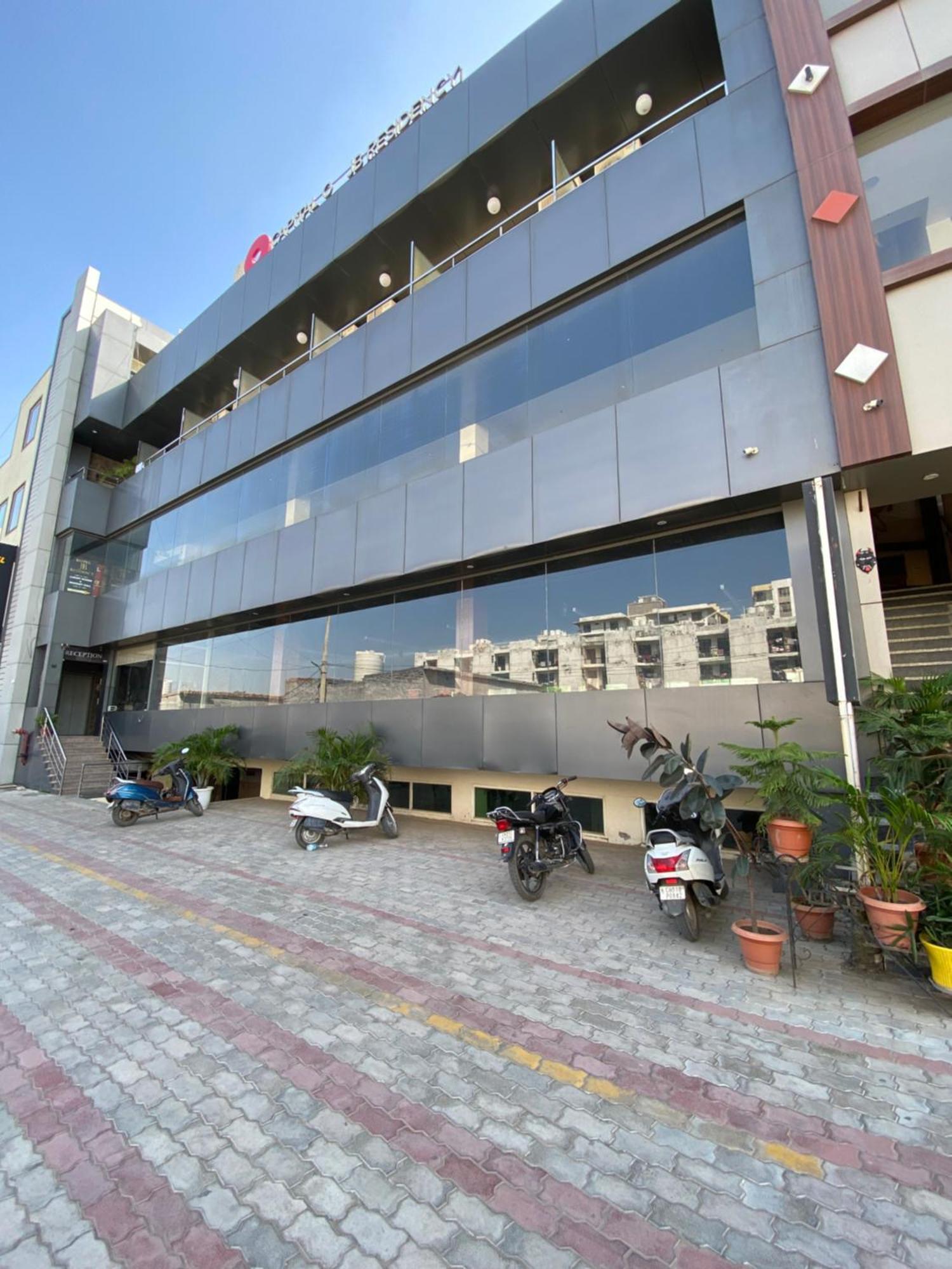 Hotel Jb Residency !! Luxurious & Royal Balcony Rooms !! Large Rooms Zirakpur Εξωτερικό φωτογραφία