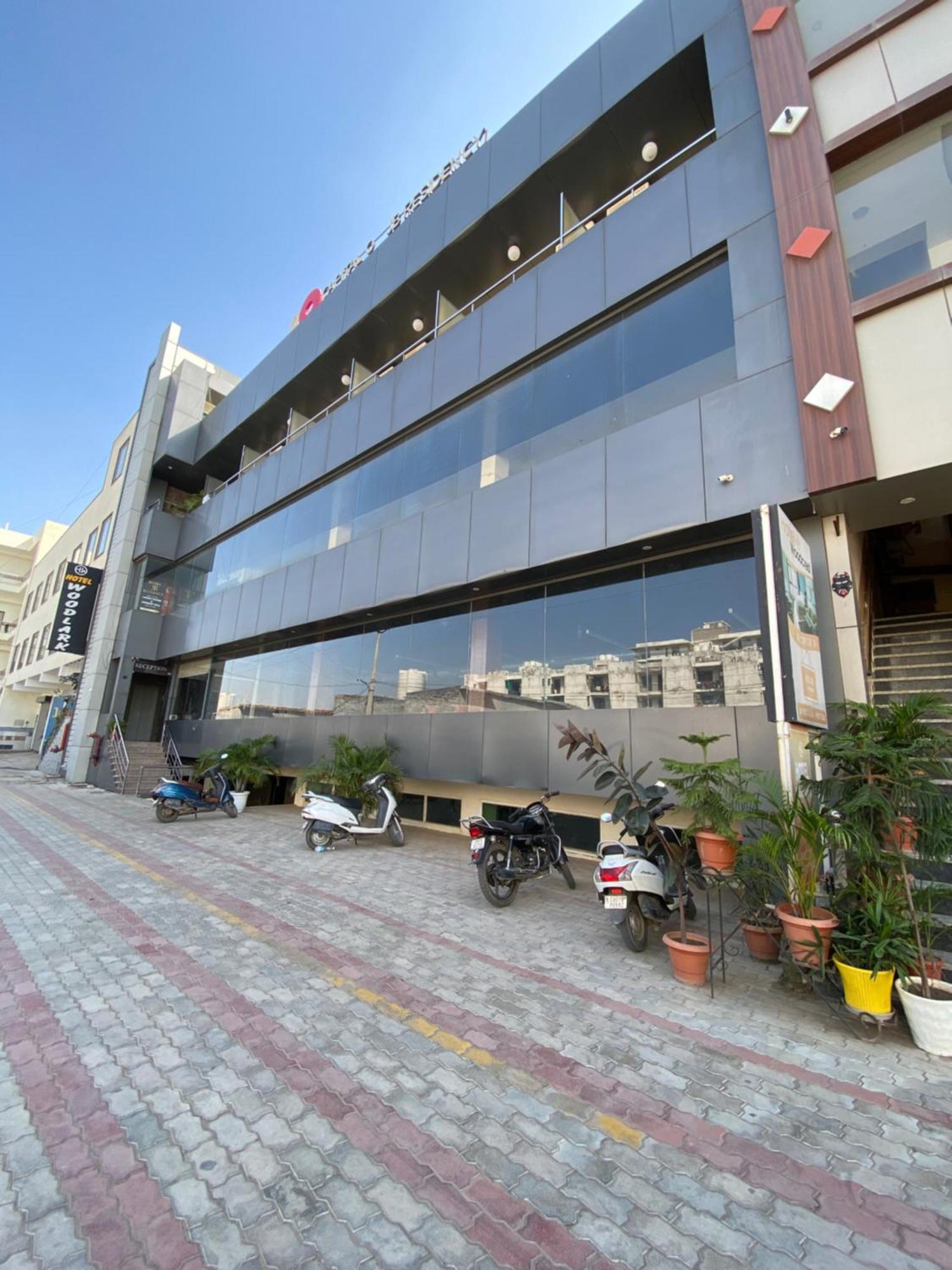 Hotel Jb Residency !! Luxurious & Royal Balcony Rooms !! Large Rooms Zirakpur Εξωτερικό φωτογραφία