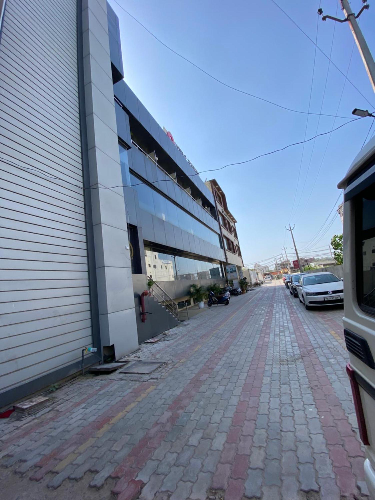 Hotel Jb Residency !! Luxurious & Royal Balcony Rooms !! Large Rooms Zirakpur Εξωτερικό φωτογραφία